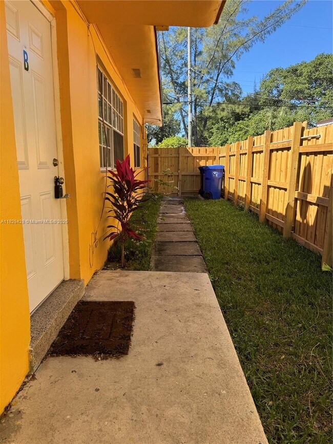 Building Photo - 522 NW 13th Ave