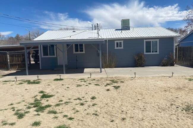 Building Photo - Beautifully Done Home Waiting For You...