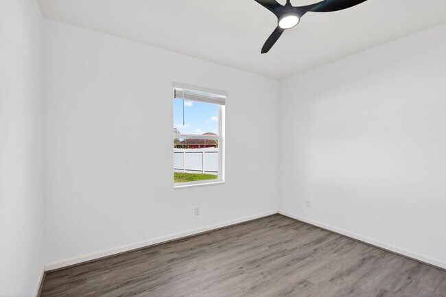 Building Photo - 393 SW Tarra Ave