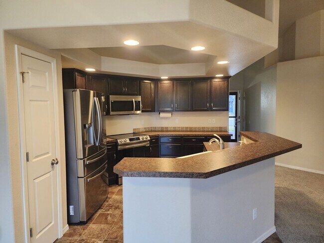 Building Photo - Charming single level 4 bedroom home in Crimson Point community. Spacious open floor plan, oversi...