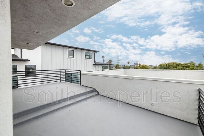 Building Photo - 604 N Irena Ave