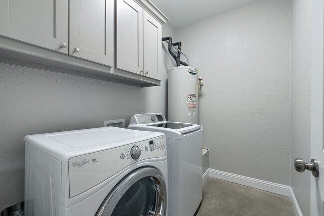 Building Photo - * MOVE IN SUMMER 6/30/2027 * 6 Bed 4 Bath,...