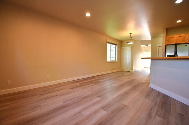 Building Photo - Fantastic end unit condo in Westgate subdi...