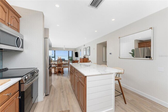 Building Photo - 1500 Park Beach Cir