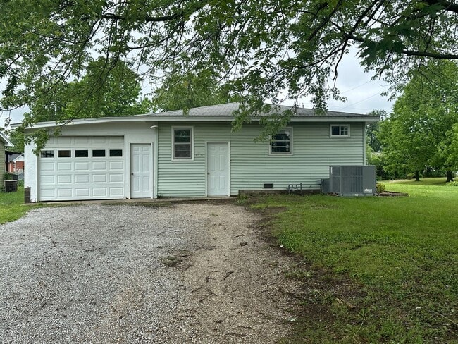 Building Photo - 3 BEDROOM 1 BATH IN JOPLIN-$1200 RENT-$1200 DEPOSIT