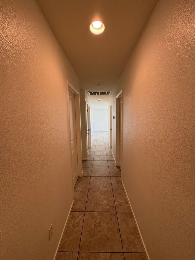 Building Photo - Tulare home move-in ready!