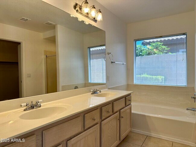 Building Photo - 2326 E Aire Libre Ave