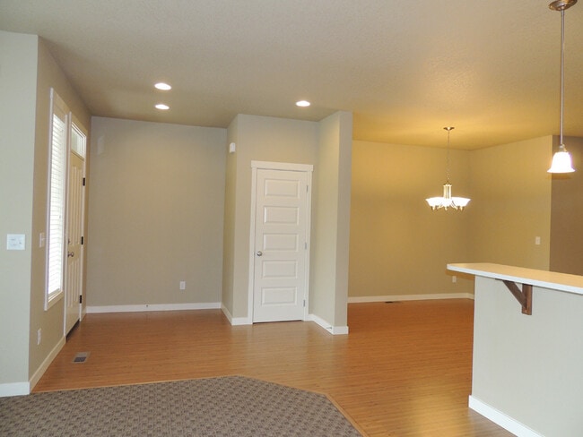 Building Photo - Modern Hawks Prairie Townhome