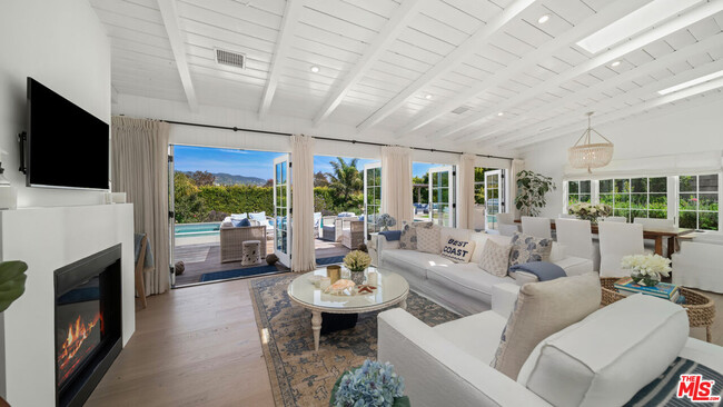 Building Photo - 6540 Dume Dr