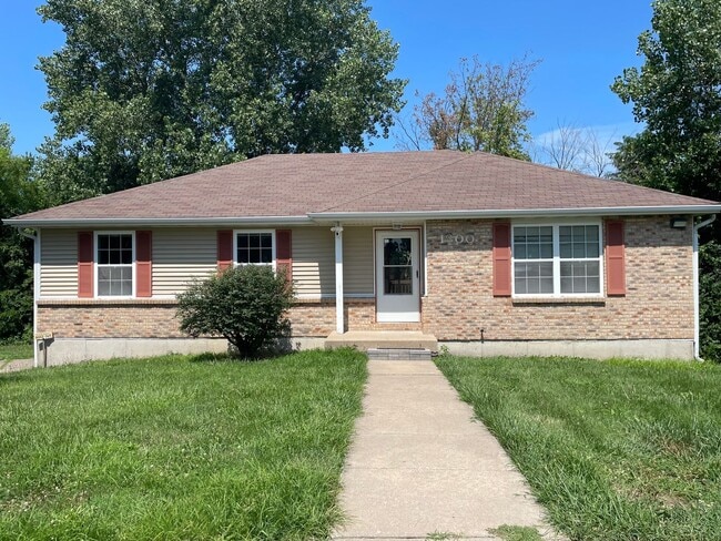 Building Photo - 3 bed/2 bath single- family home