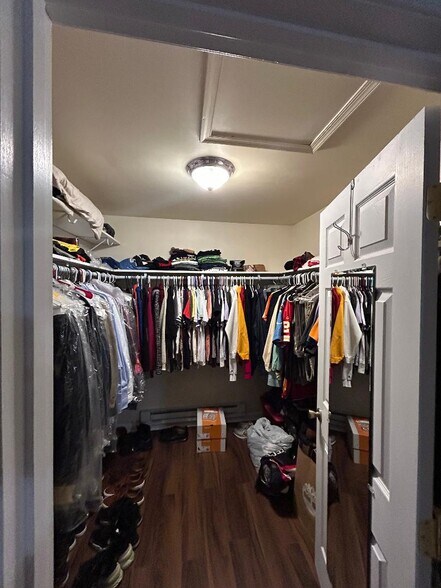 Master Walk-In Closet - 8234 Roanoke Ct