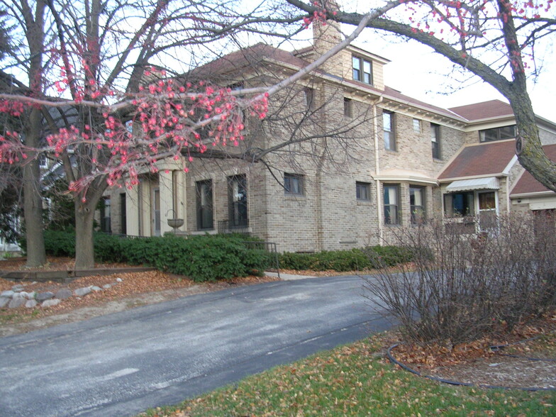 Building Photo - 2430 N Lake Dr