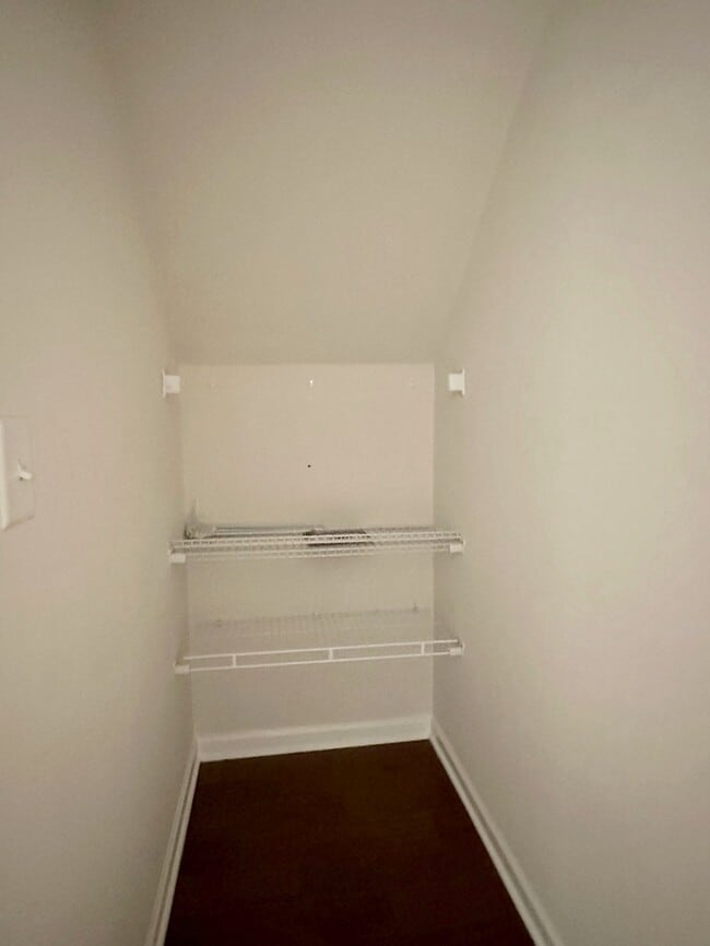 Building Photo - Unfurnished three bedroom 2.5 bathroom Tow...