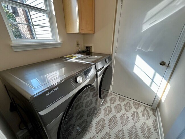 Building Photo - Charming 4-Bedroom Home Near Morse Park & ...