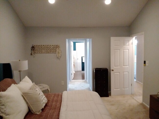 Building Photo - Beautifully upgraded Townhouse style condominium located in Hidden Meadows