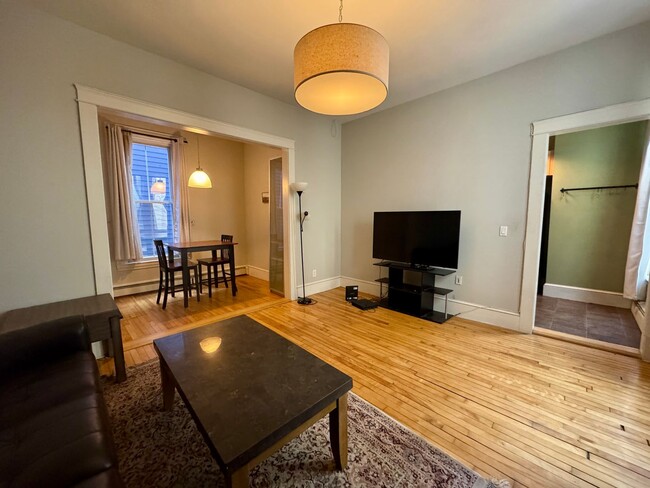 Building Photo - Beautiful 2BD/1BA Portland West End Condo!...