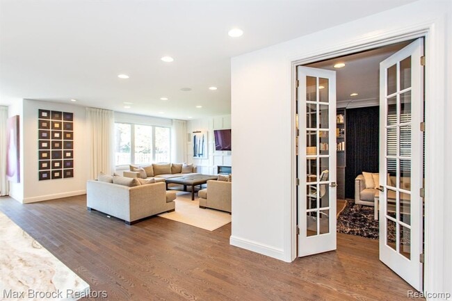 Building Photo - 25925 York Rd