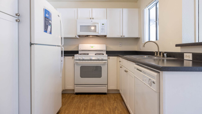 Kitchen - Oak Park Apartment Homes