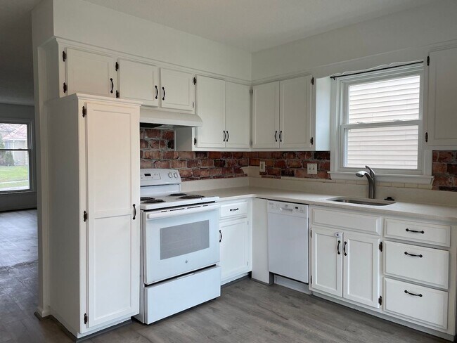 Building Photo - {12901} Spacious Townhome with a 1 car garage & full basement