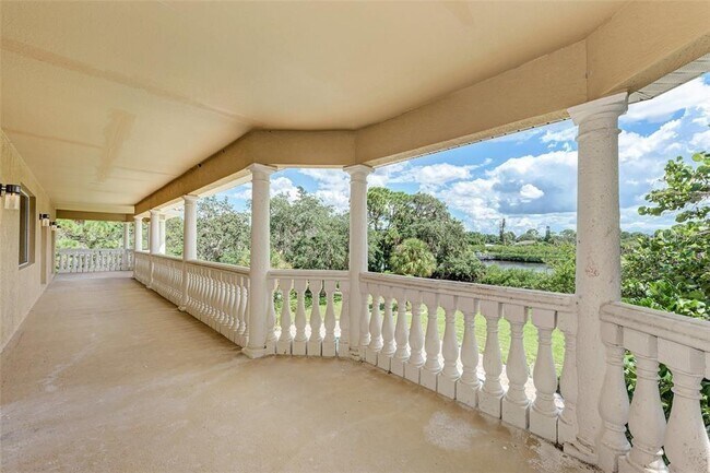 Building Photo - 1648 Bayshore Dr