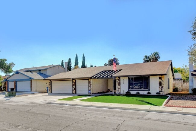 Building Photo - Fully Furnished, One Story, Near Strip, All Utilities Included with Flexible Lease Terms