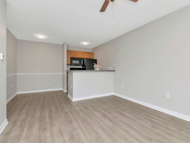 Building Photo - Updated Ground Floor 1BR - Move in Incenti...