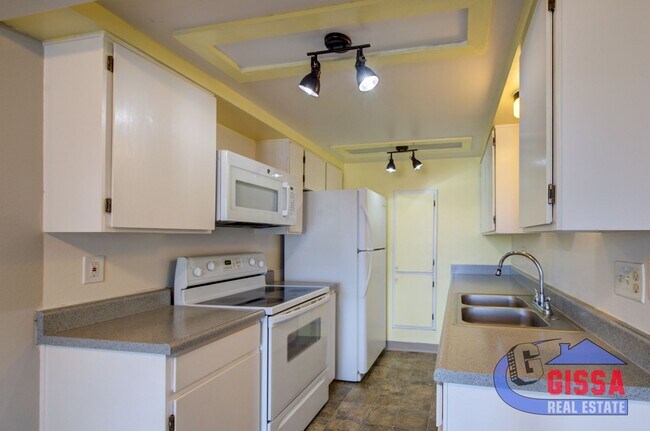Building Photo - Cute townhome with 2 bedrooms - 1 1/2 bath...
