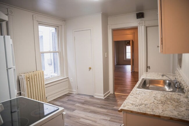 Building Photo - 903 1/2 W Allen Street