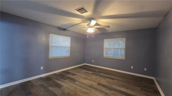 Building Photo - 426 Tulip Dr