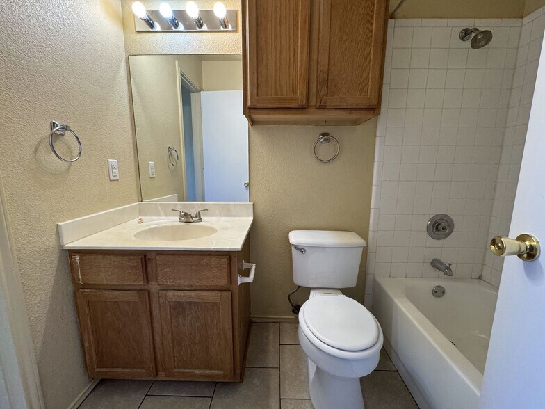 Building Photo - 5702 Greengate Dr