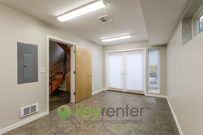 Building Photo - Modern Seattle Home Featuring Hardwood Floors and Style