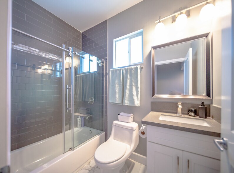 Building Photo - 3415 Edgehill Dr