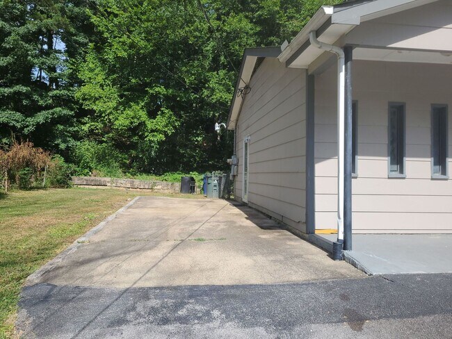 Building Photo - 4 Bedroom 2 Bath Move In Ready!