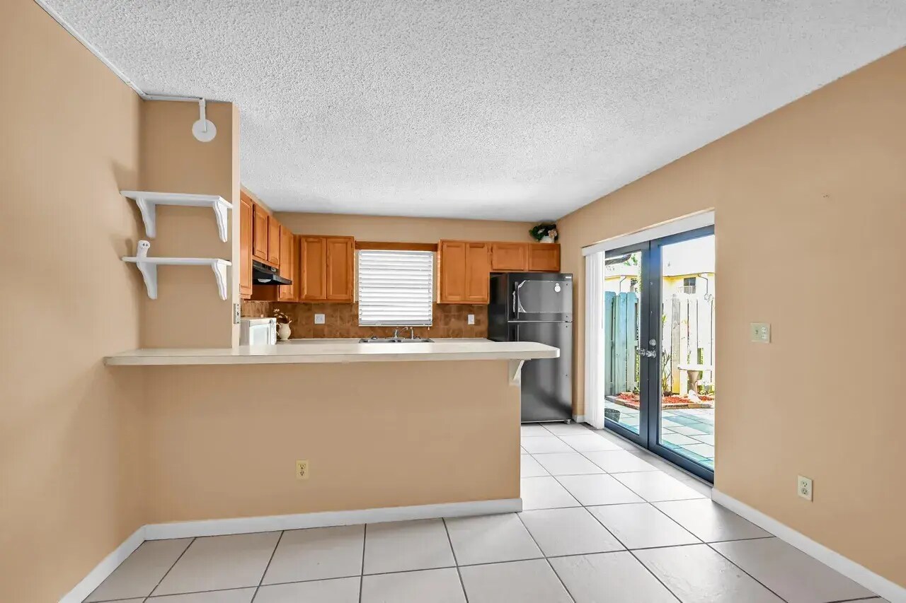 Building Photo - 1458 N Lawnwood Cir