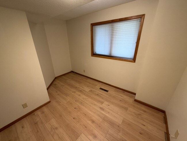 Building Photo - Beautiful 5 Bedroom 3 Bath Home for Rent in Lakeville!! Available NOW!