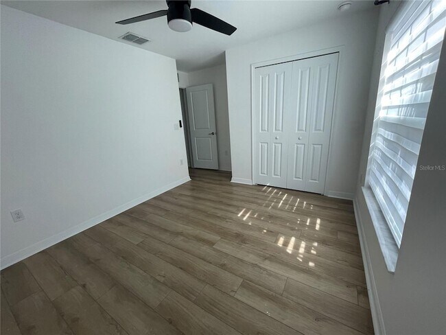 Building Photo - 112 Oakwood Ct