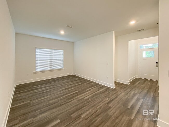 Building Photo - 510 Hardwood Ave