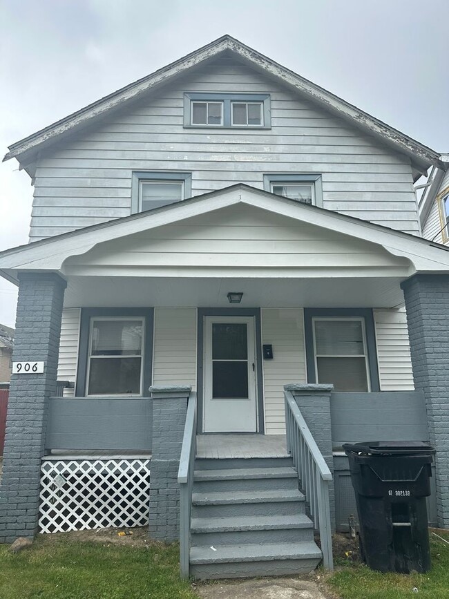 Building Photo - 906 E 130th St