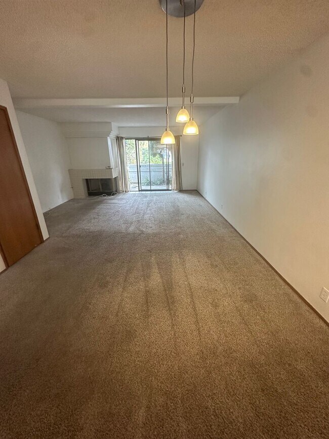 Building Photo - Beautiful 2 bed / 2.5 bath / 1,218 sqft Condo in Solana Beach - Available 01/26