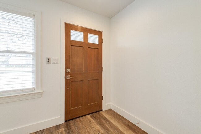 Building Photo - 2018 Remodeled 3 bed / 2 bath - wood / tile floors, fenced yard. Hyde Park / Downtown