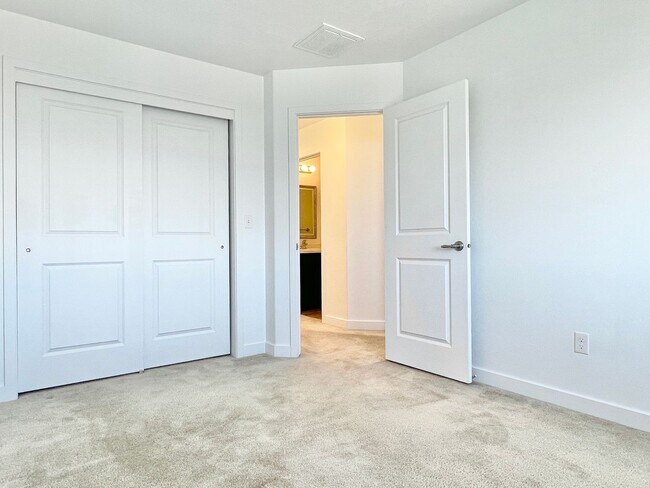 Building Photo - HOLIDAY MOVE IN SPECIAL!