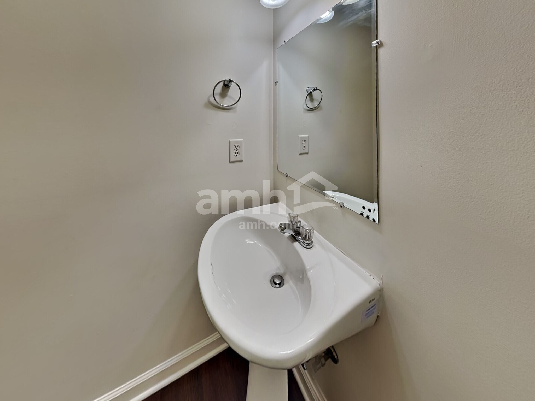 Building Photo - 2935 Greentree Dr