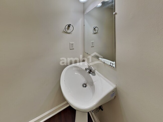 Building Photo - 2935 Greentree Dr