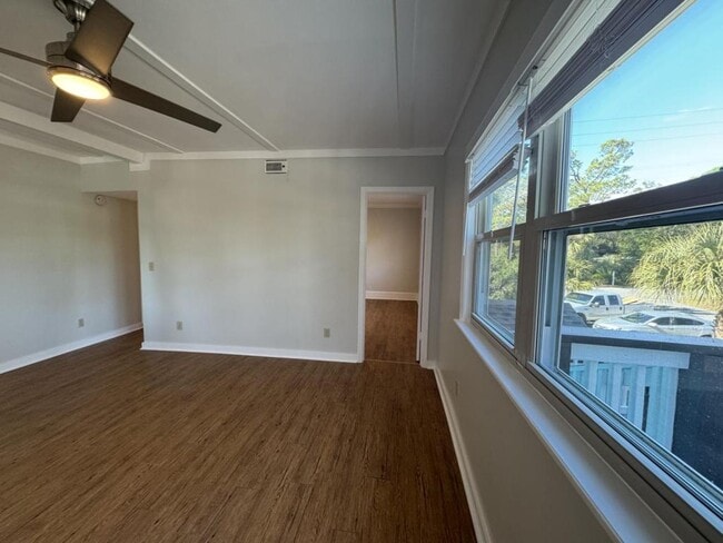 Building Photo - 303 3rd St