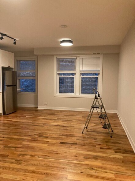 Building Photo - 656 W Wrightwood Ave