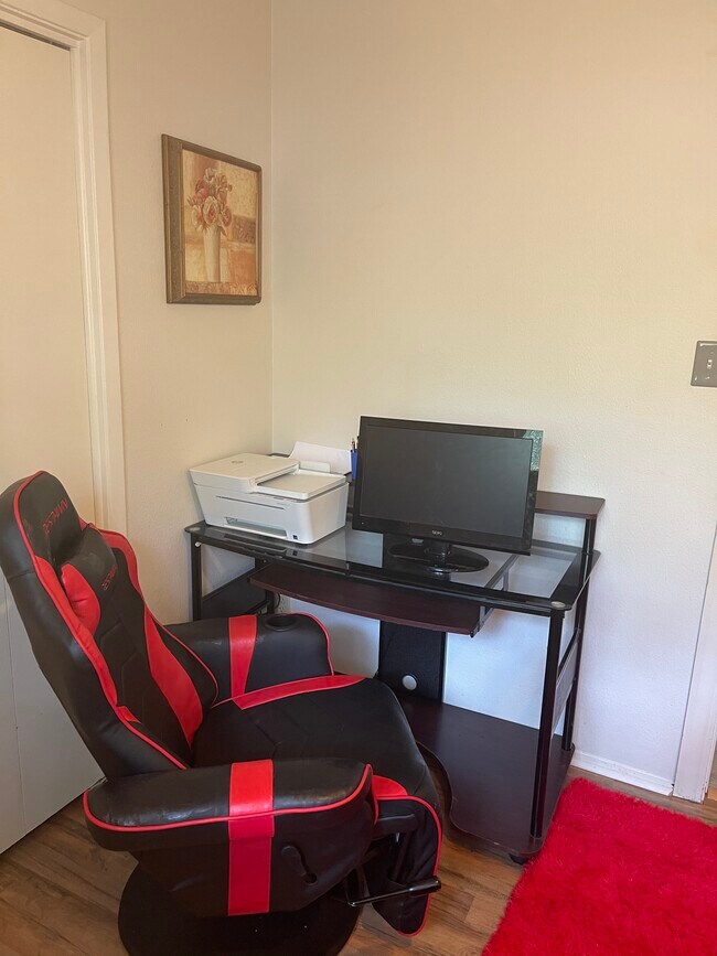 Gaming chair, printer, hi speed internet. - 2931 Valley Rose Dr
