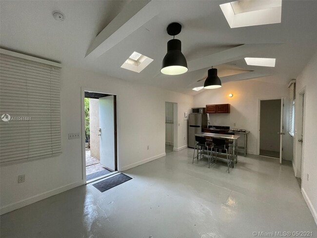 Primary Photo - 118 NW 24th St