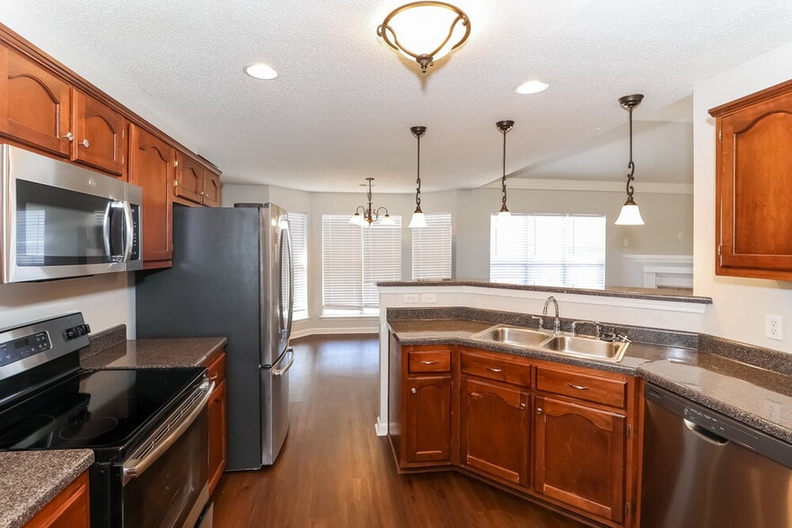 Building Photo - 6527 Sandbourne E