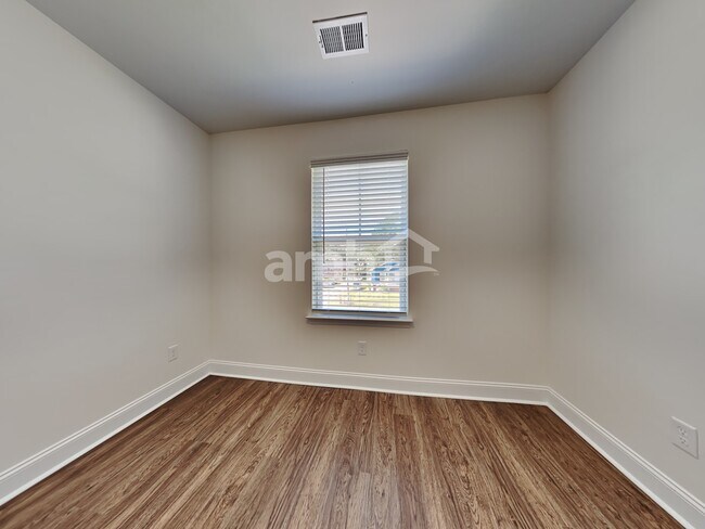 Building Photo - 984 Theodore Rd