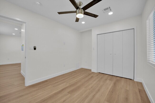 Building Photo - SIGN YOUR LEASE BY DEC 1ST AND RECEIVE YOUR FIRST 2 WEEKS RENT FREE! Beautifully updated 3-bedroo...